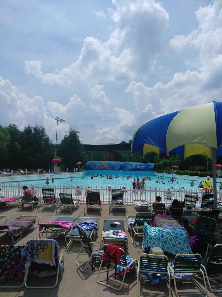 Mon Tsunami Wave Pool